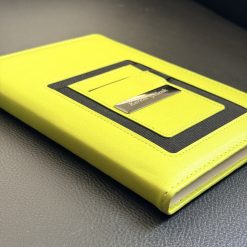 Suni deri kapaklı promosyon defter, lazer baskılı isim plakası yan açıdan