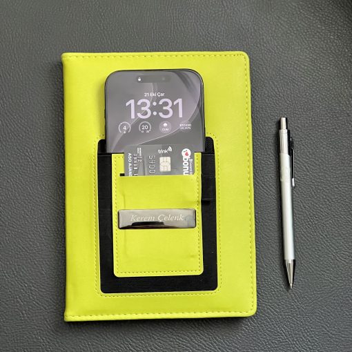 Promosyon defter kalem seti: telefon ve kredi kartı cepli A5 defter ile lazer baskılı metal tükenmez kalem