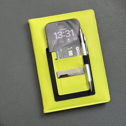 Kalem lastiğine takılı metal kalemle isim baskılı promosyon defter