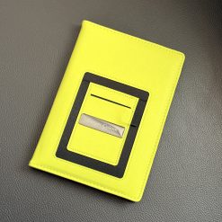 Fıstık yeşili kişiye özel defter, ön kapakta lazerle isim yazılmış metal plaka