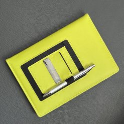 Kalem tutuculu ve telefon cepli logo baskılı defter, kalem takılı yatay görünüm